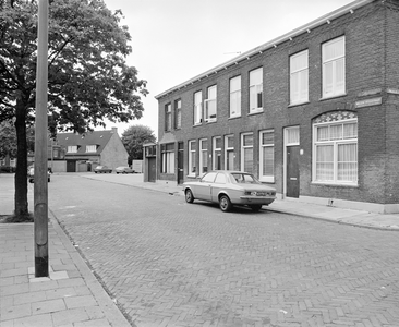 882553 Gezicht op de voorgevels van de woningen Willem Hedastraat 13-19 te Utrecht.